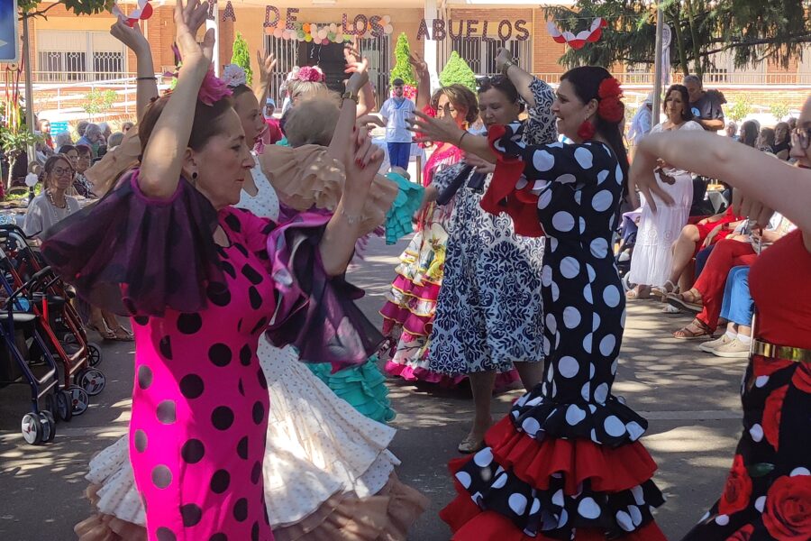 Celebración en los jardines de la Residencia San Camilo durante el Día de los Abuelos