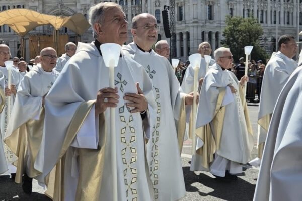 Fieles participando en la Misa del Corpus Christi durante la visita del Papa León XIV a Madrid.