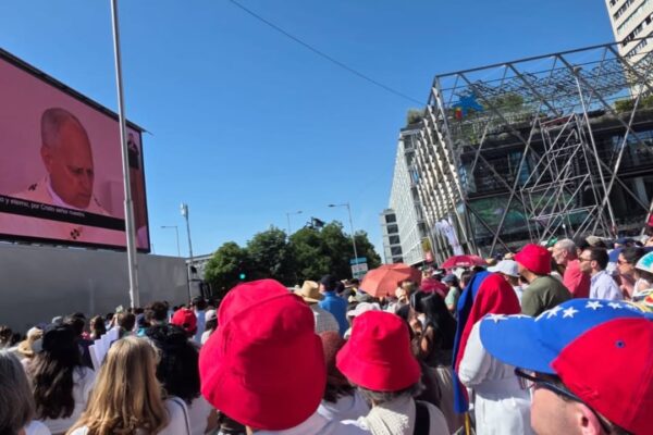 Fieles participando en la Misa del Corpus Christi durante la visita del Papa León XIV a Madrid.7