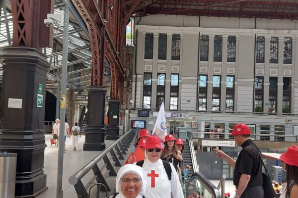 Fieles participando en la Misa del Corpus Christi durante la visita del Papa León XIV a Madrid.1