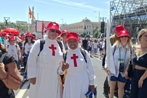Fieles participando en la Misa del Corpus Christi durante la visita del Papa León XIV a Madrid.4